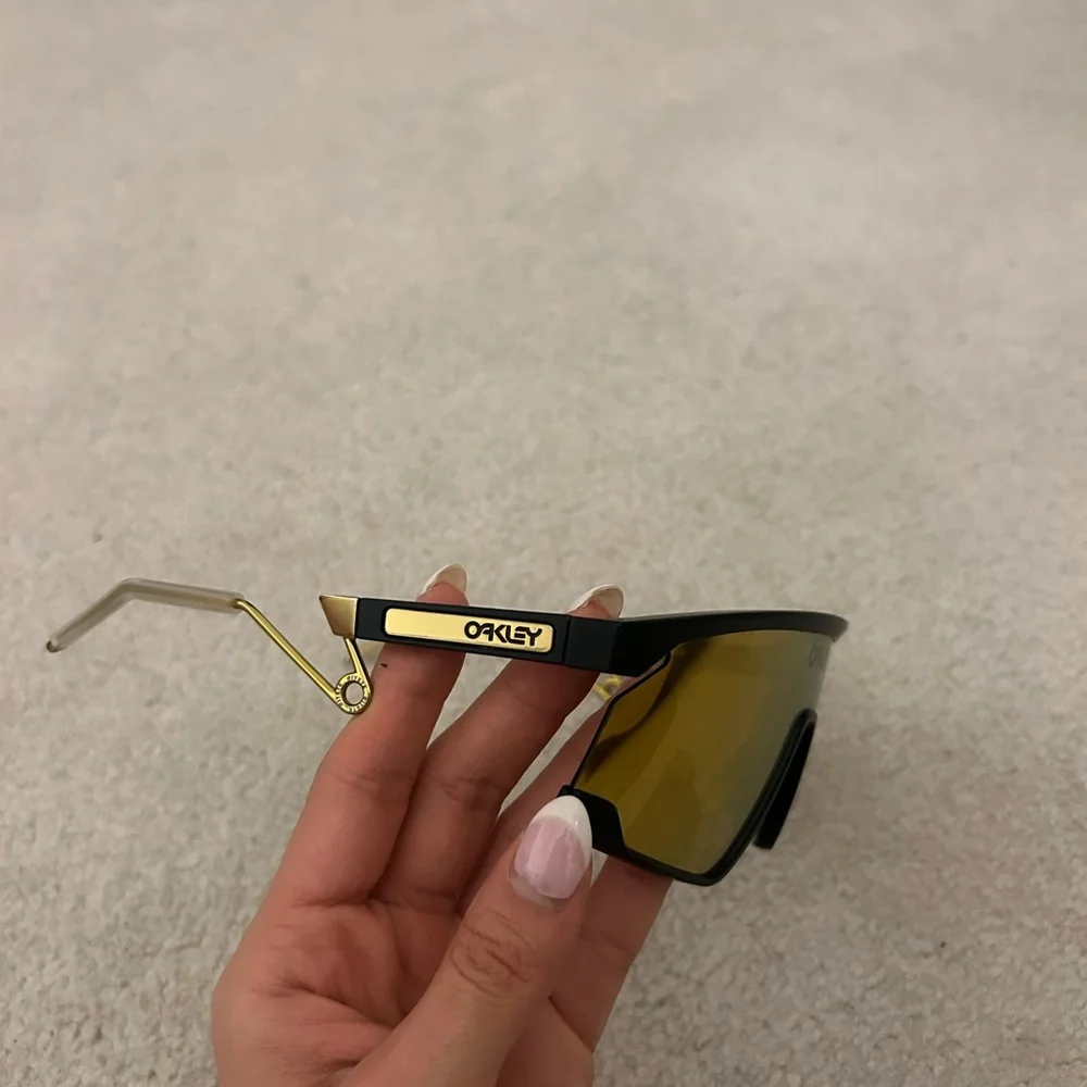 Oakley Black and Yellow Sports Glasses